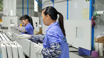 林森易潔門(mén)-噴涂廠現(xiàn)場(chǎng)